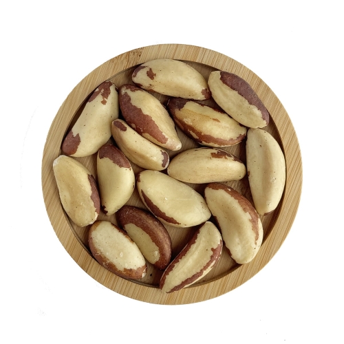 Orzechy brazylijskie duże na drewnianym talerzu – naturalne źródło selenu i zdrowych tłuszczów, produkt Orzechland